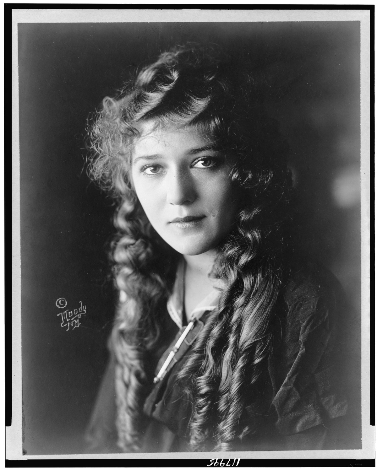 Mary Pickford portrait circa 1918